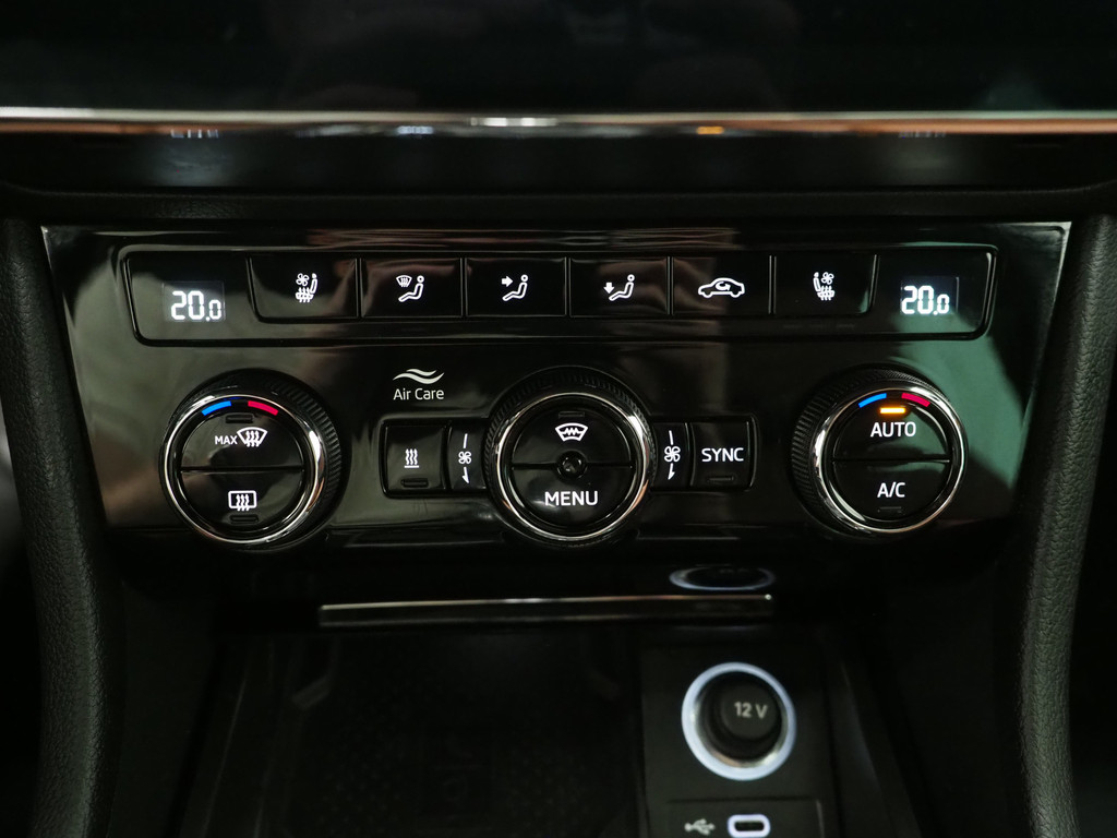 Škoda Superb Combi 1.4 TSI iV Laurin & Klement 77