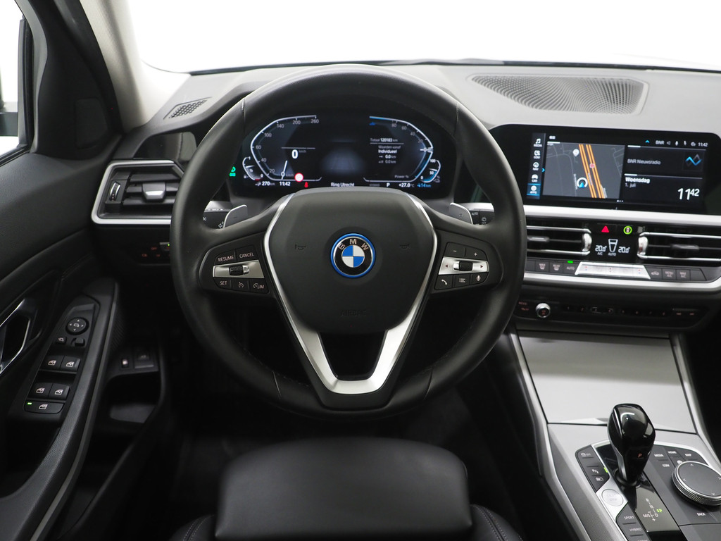 BMW 3 Serie Touring 320e Shadow Line 31