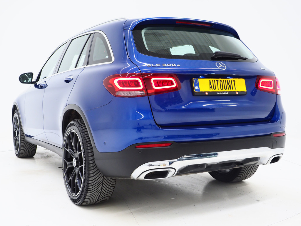 Mercedes-Benz GLC 300e 4MATIC Premium Plus 2