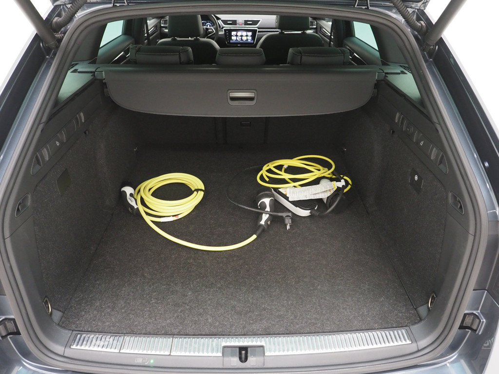 Škoda Superb Combi 1.4 TSI iV Laurin & Klement 42