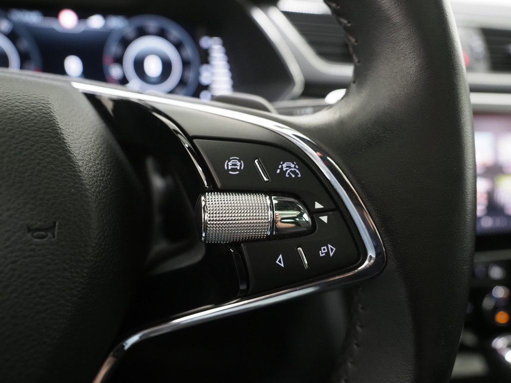 Škoda Superb Combi 1.4 TSI iV Laurin & Klement 71