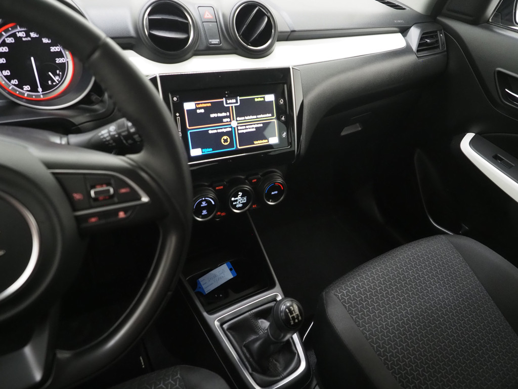 Suzuki Swift 1.0 Style Smart Hybrid 73
