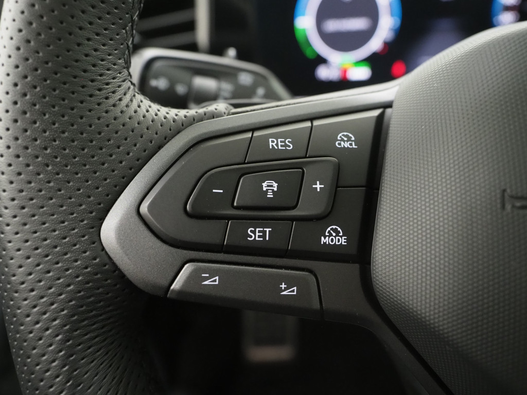 Volkswagen Passat Variant 1.5 eHybrid R-Line 24