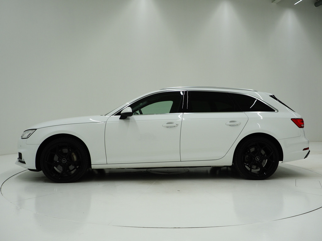 Audi A4 Avant 45 TFSI quattro Hybrid 1