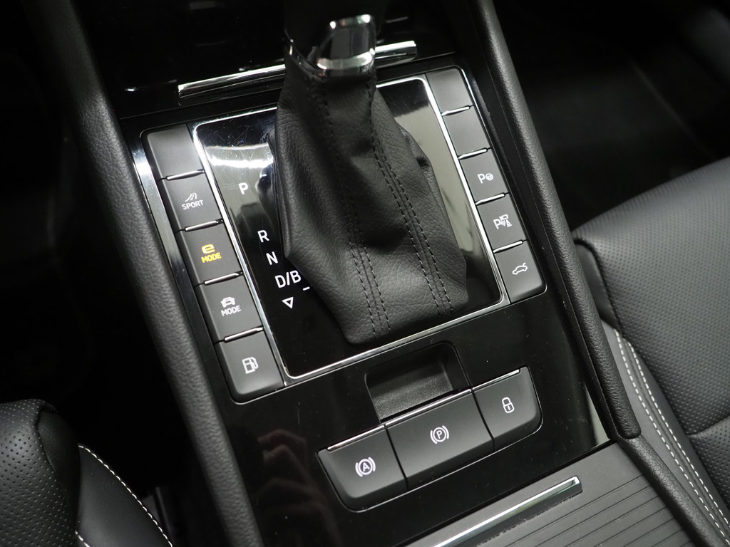 Škoda Superb Combi 1.4 TSI iV Laurin & Klement 82