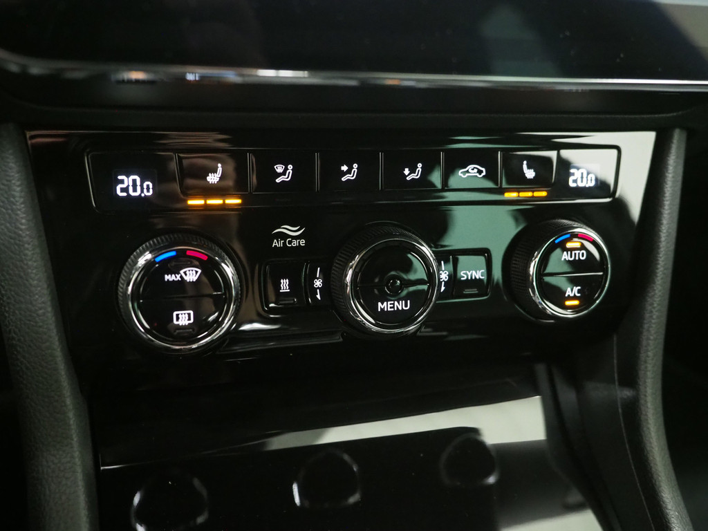 Škoda Superb Combi 1.4 TSI iV Laurin & Klement 35