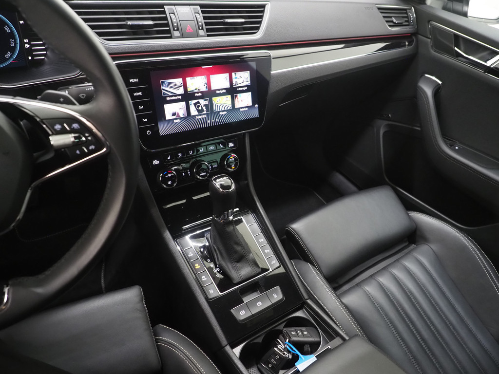 Škoda Superb Combi 1.4 TSI iV Laurin & Klement 37