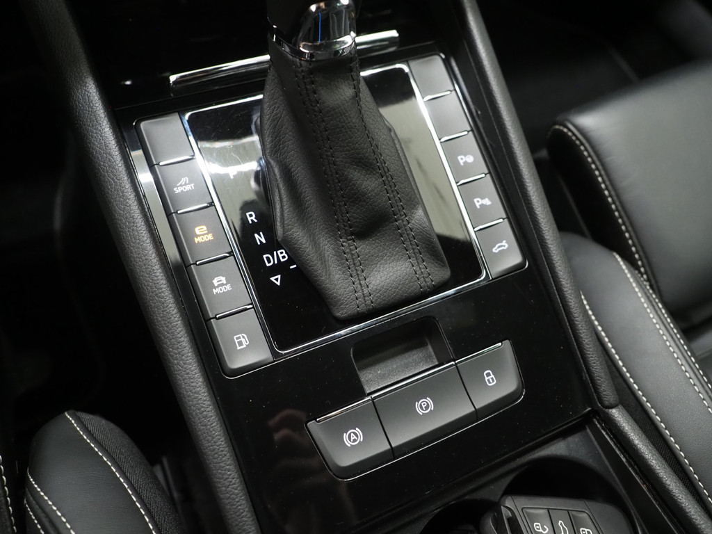 Škoda Superb Combi 1.4 TSI iV Laurin & Klement 81