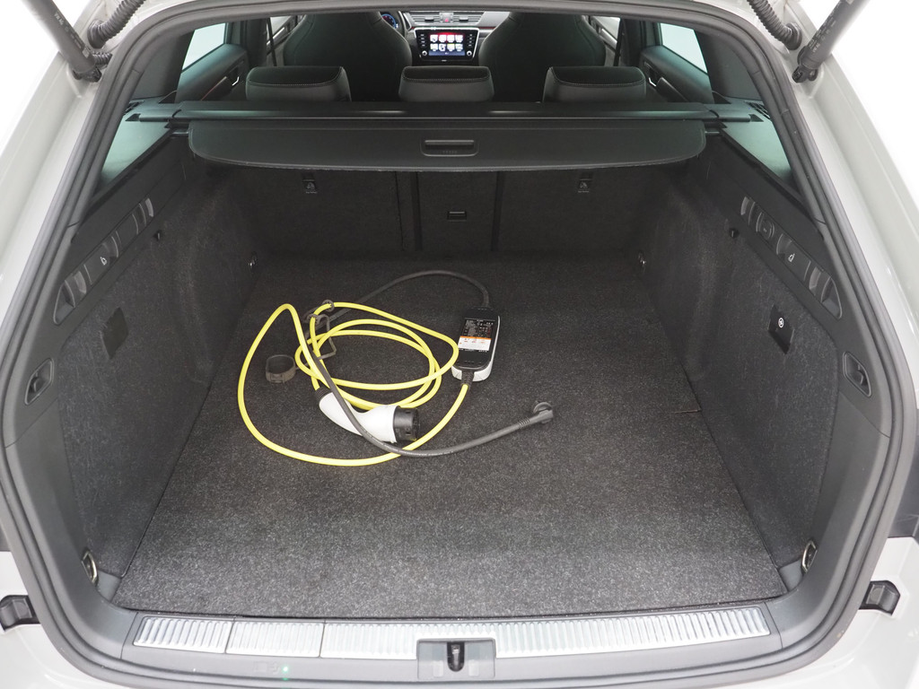 Škoda Superb Combi 1.4 TSI iV Sportline 38