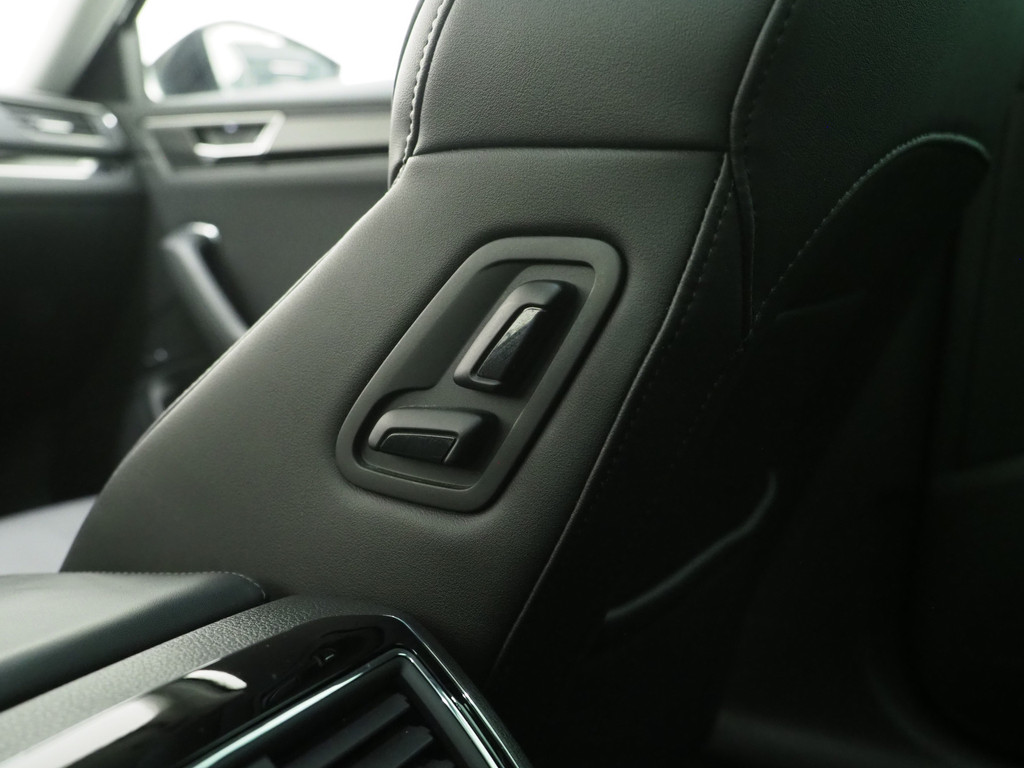 Škoda Superb Combi 1.4 TSI iV Laurin & Klement 38