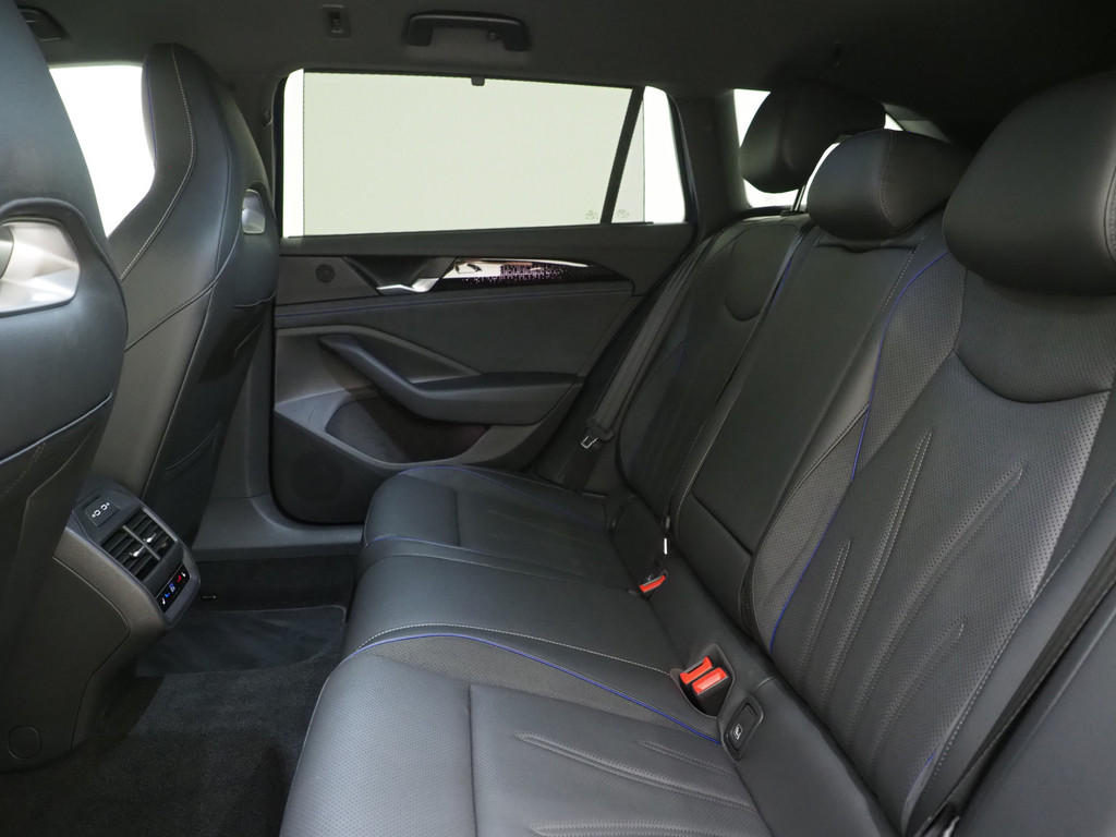 Volkswagen Passat Variant 1.5 eHybrid R-Line Black 93