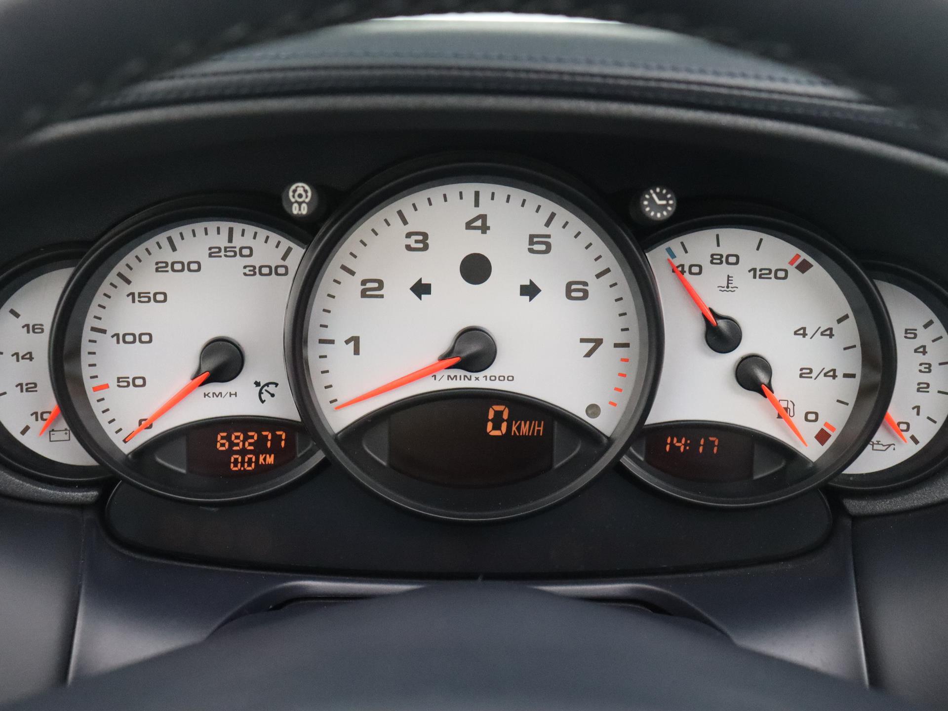 Porsche 911 Cabrio 3.4 Carrera 4 10