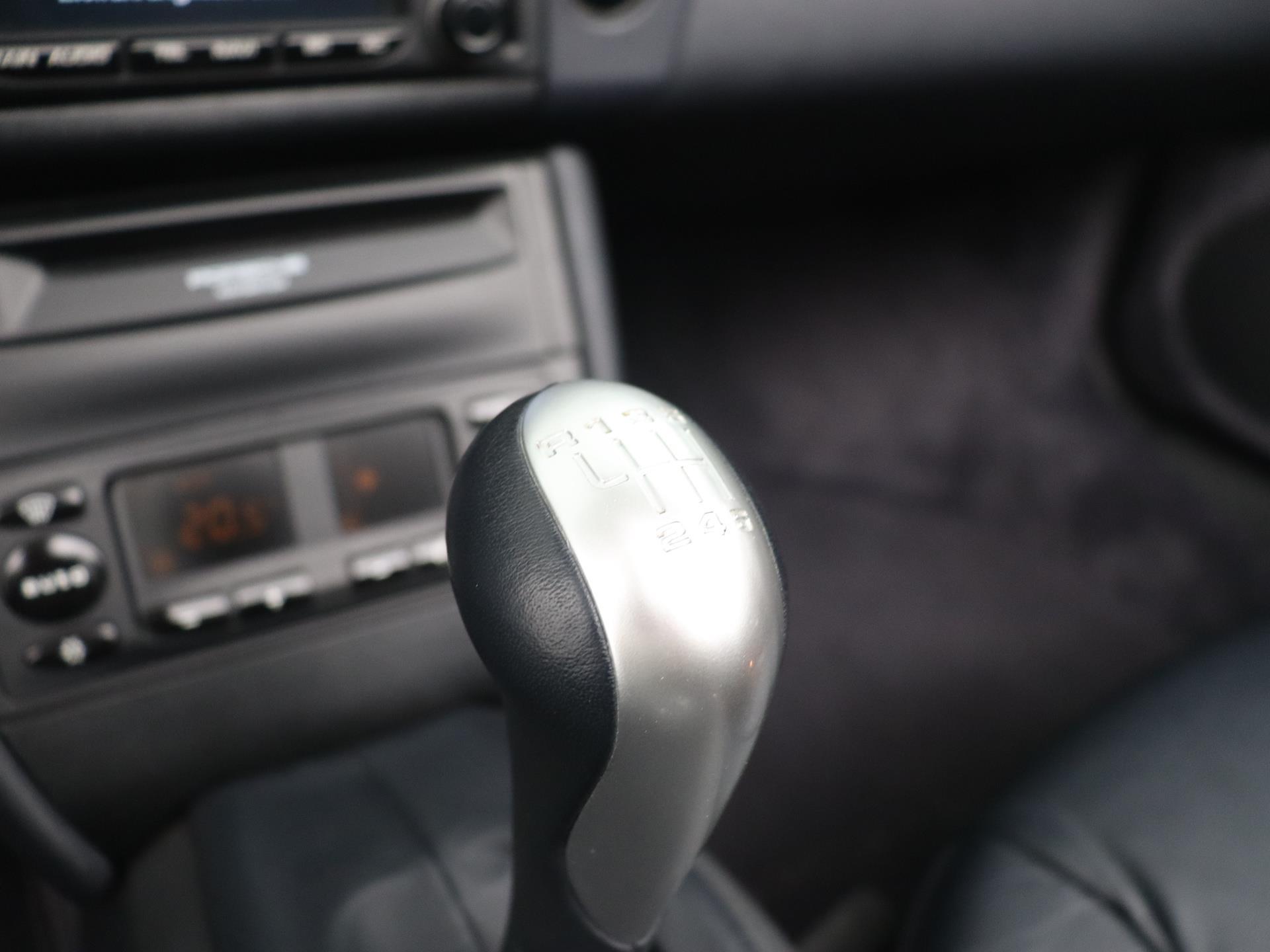 Porsche 911 Cabrio 3.4 Carrera 4 14