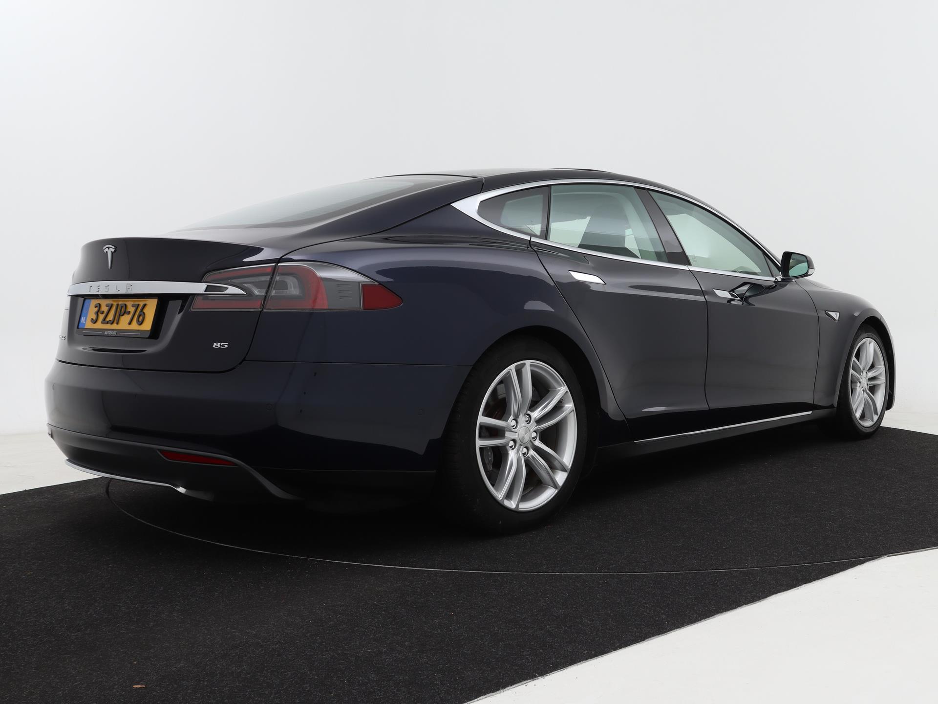 Tesla Model S 85 Base 2