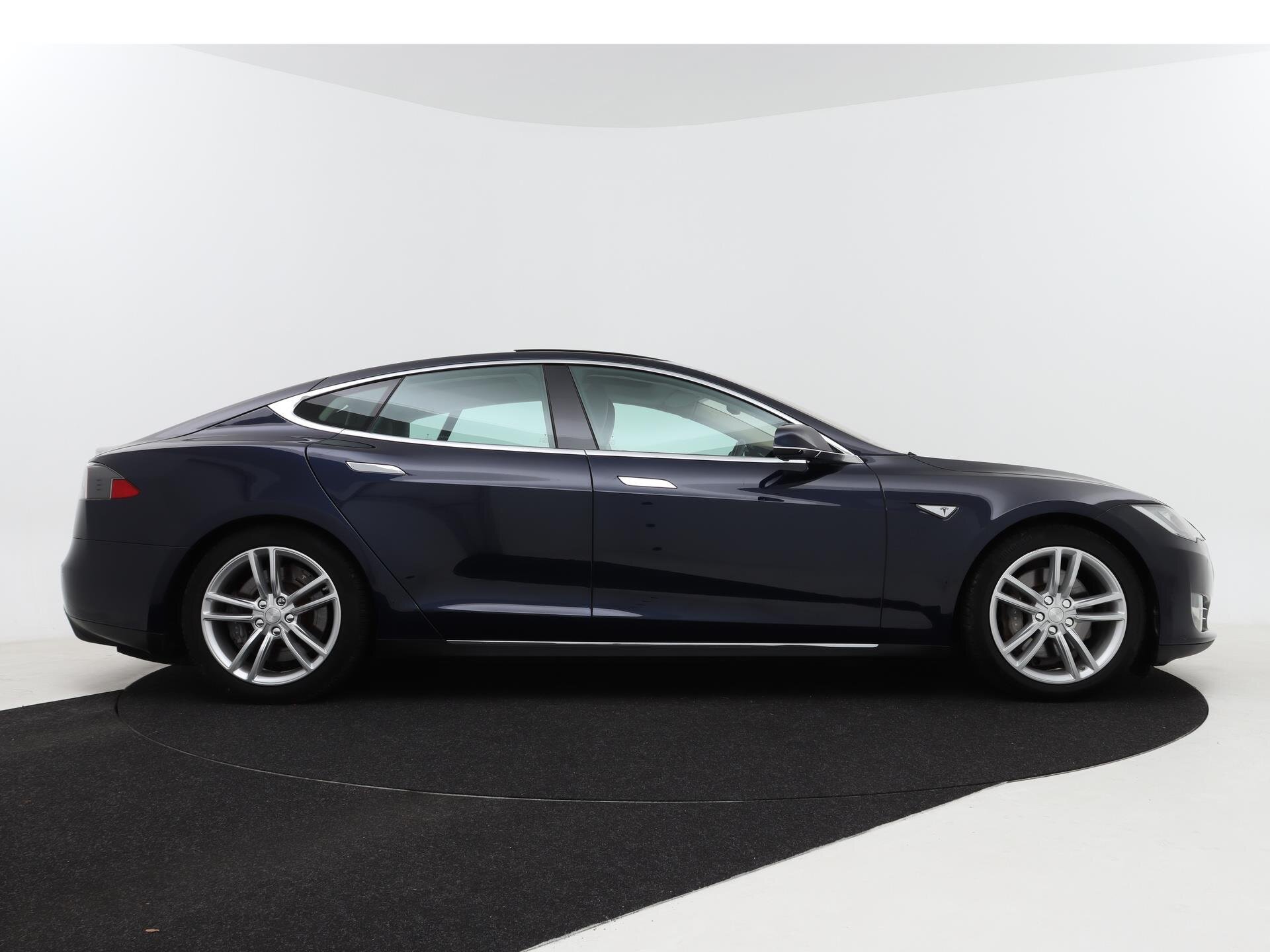 Tesla Model S 85 Base 41