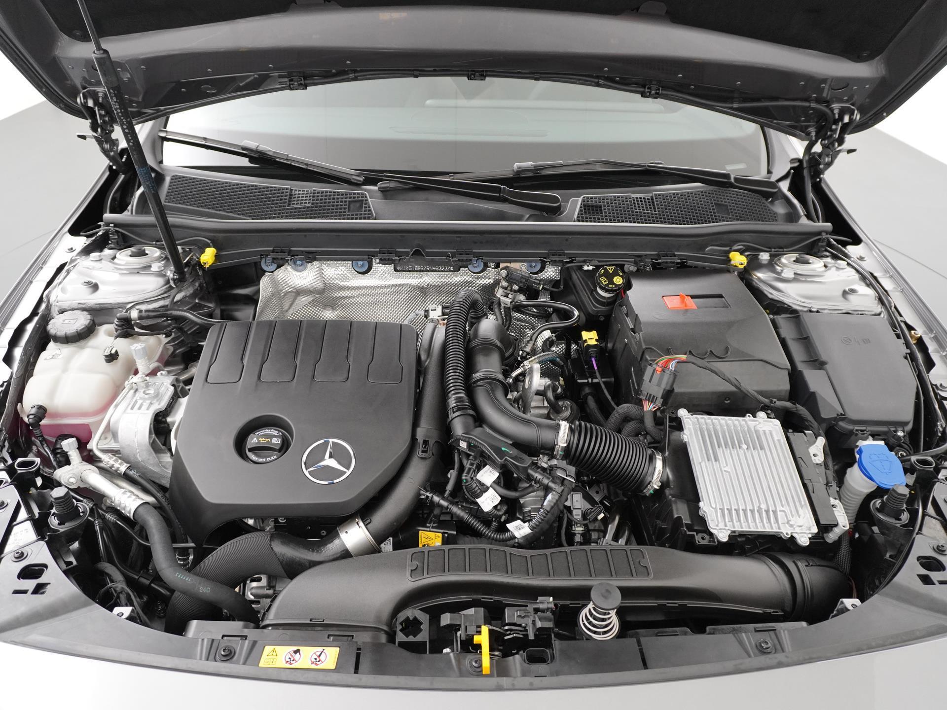 Mercedes-Benz CLA-Klasse 180 AMG Line 17