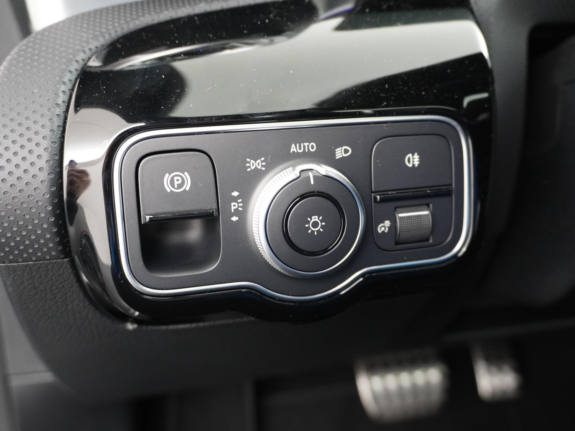 Mercedes-Benz CLA-Klasse 180 AMG Line 25