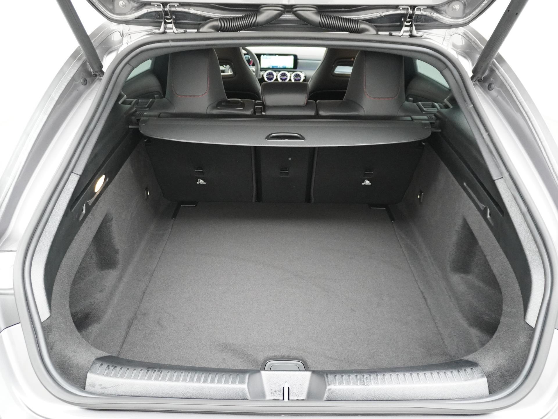 Mercedes-Benz CLA-Klasse Shooting Brake 200 AMG Line 18