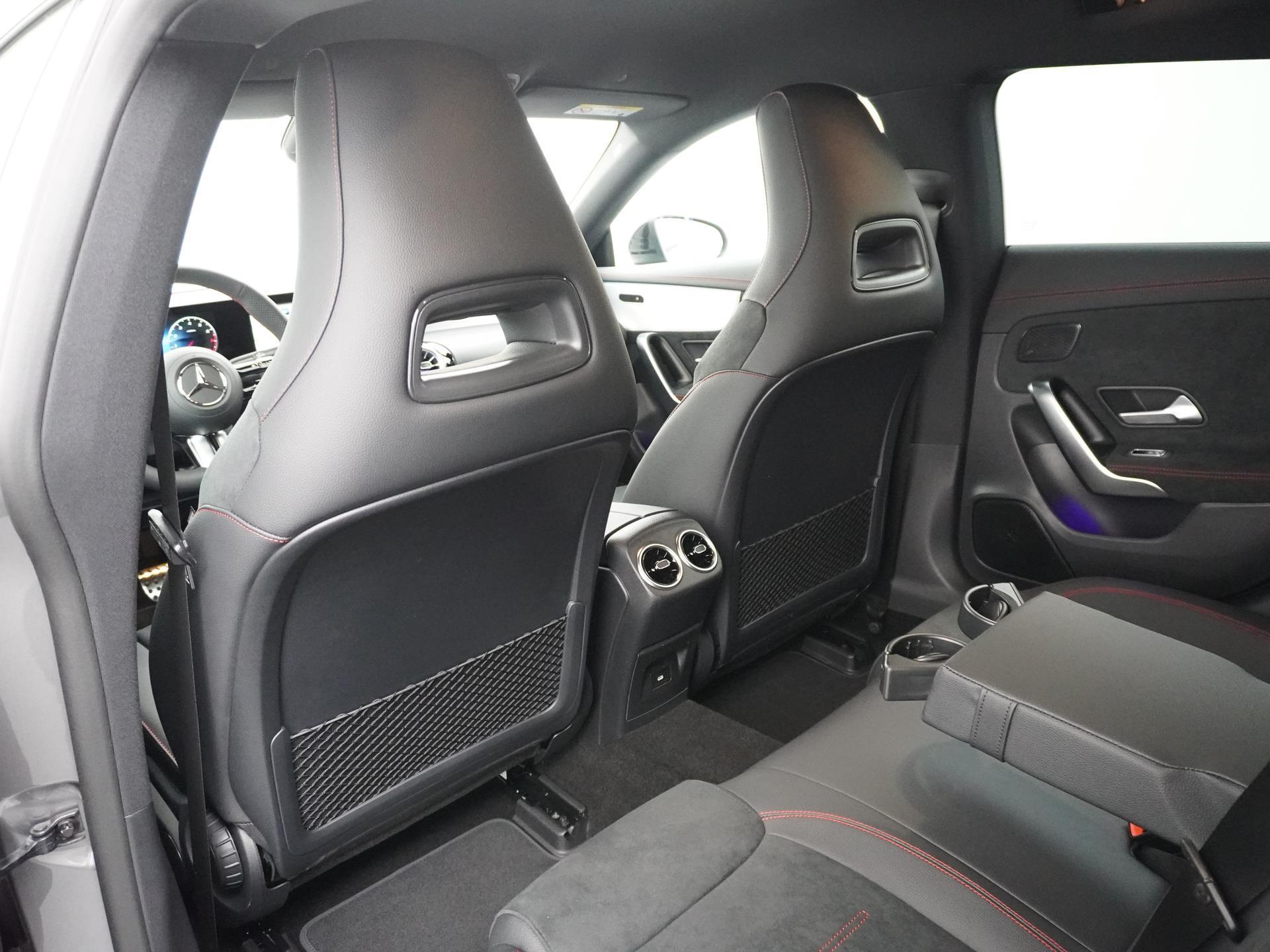 Mercedes-Benz CLA-Klasse Shooting Brake 200 AMG Line 23