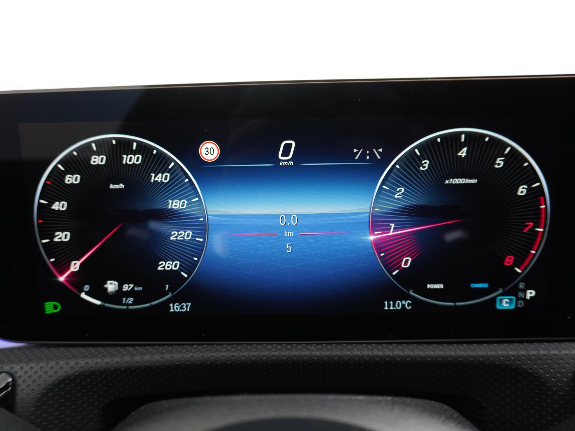 Mercedes-Benz CLA-Klasse Shooting Brake 200 AMG Line 32