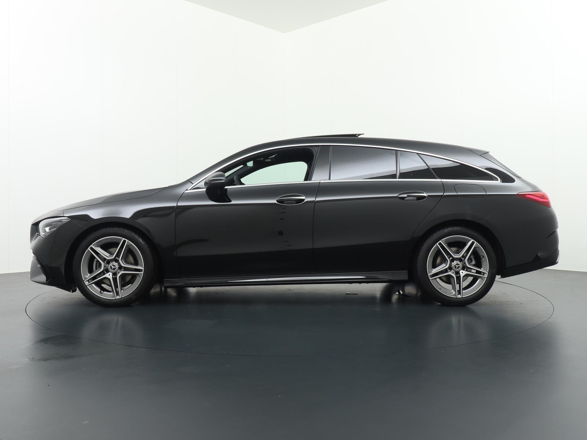 Mercedes-Benz CLA-Klasse Shooting Brake 180 Star Edition AMG Line 2
