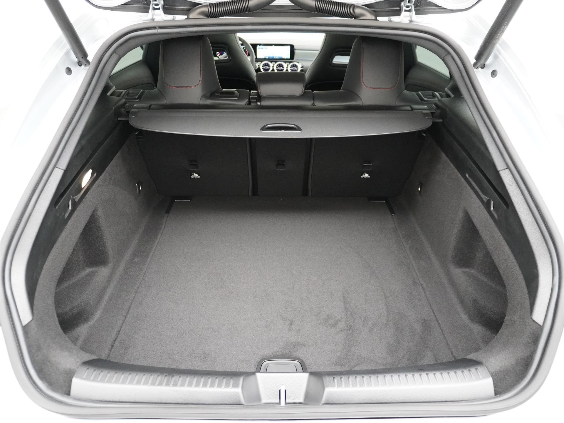 Mercedes-Benz CLA-Klasse Shooting Brake 200 AMG Line 19