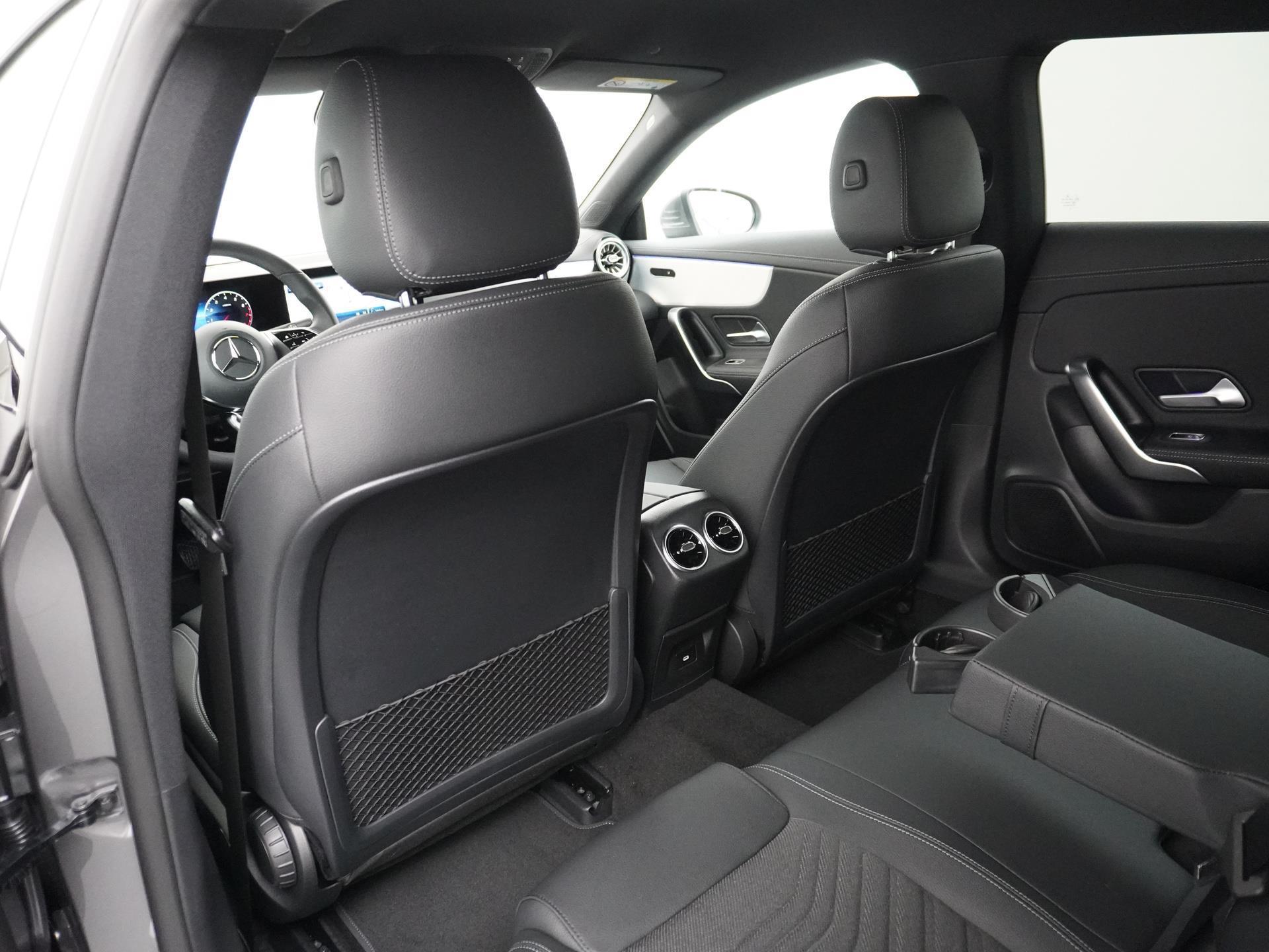 Mercedes-Benz CLA-Klasse Shooting Brake 180 Star Edition Luxury Line 23