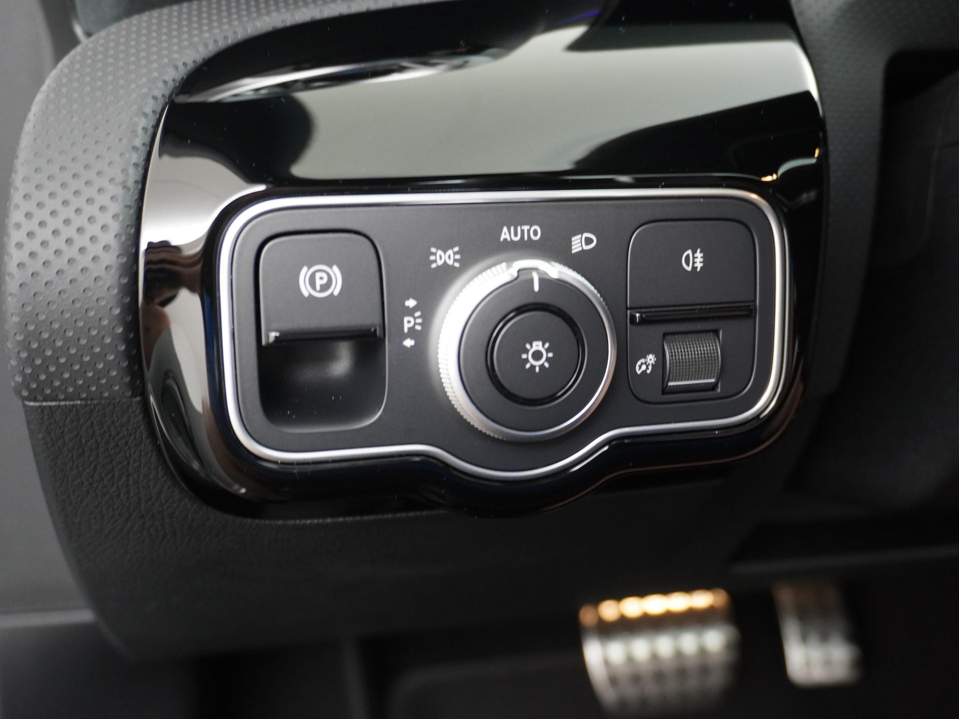 Mercedes-Benz A-Klasse 180 Star Edition AMG Line 25