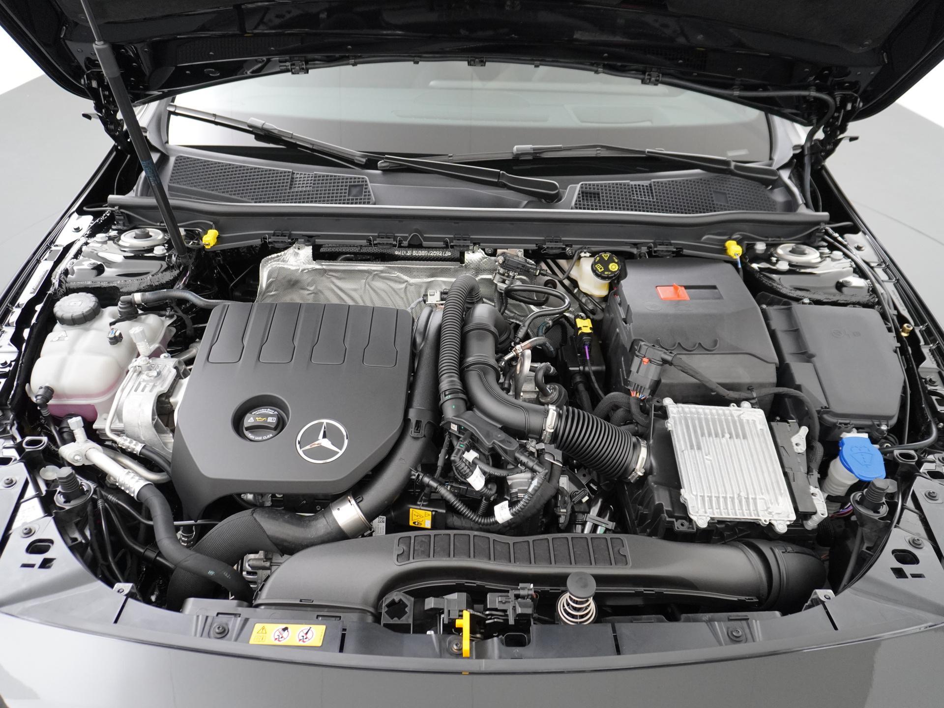 Mercedes-Benz A-Klasse 180 Star Edition AMG Line Plus 20