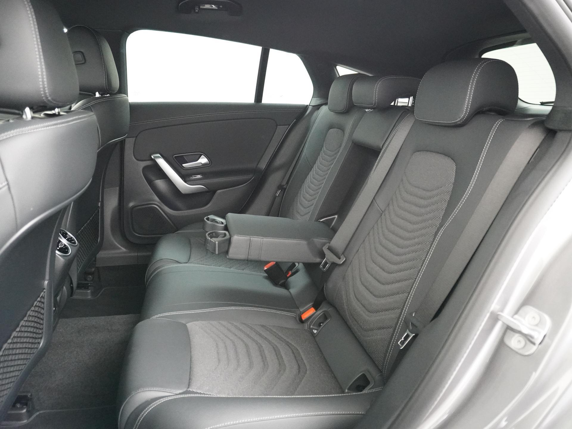 Mercedes-Benz CLA-Klasse Shooting Brake 180 Star Edition Luxury Line 22