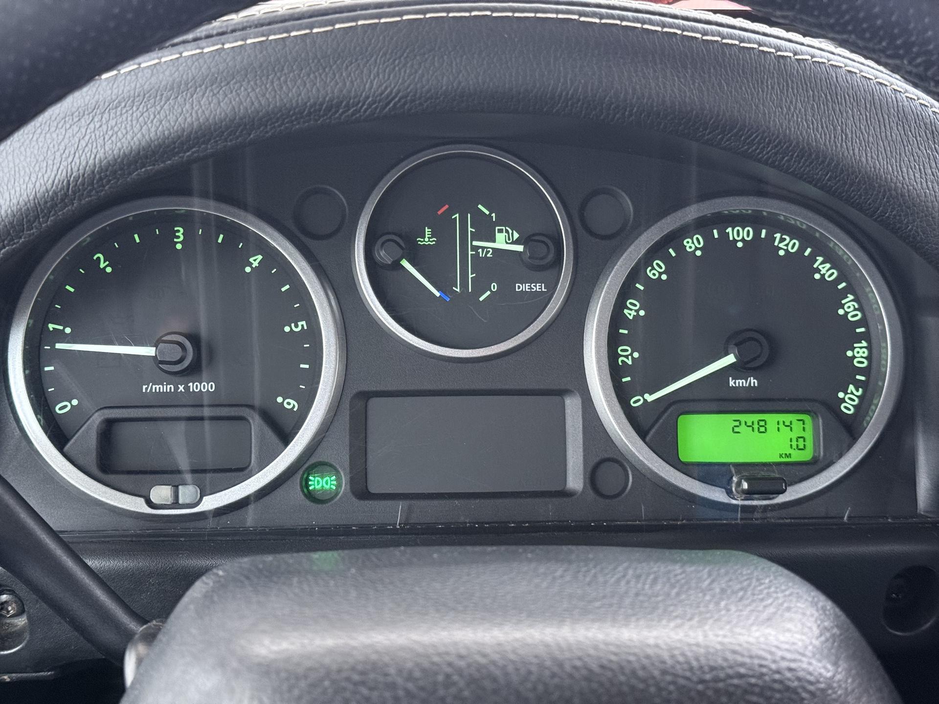 Land Rover Defender 2.4 TD 110 SW SVX 60th Anniversary 11