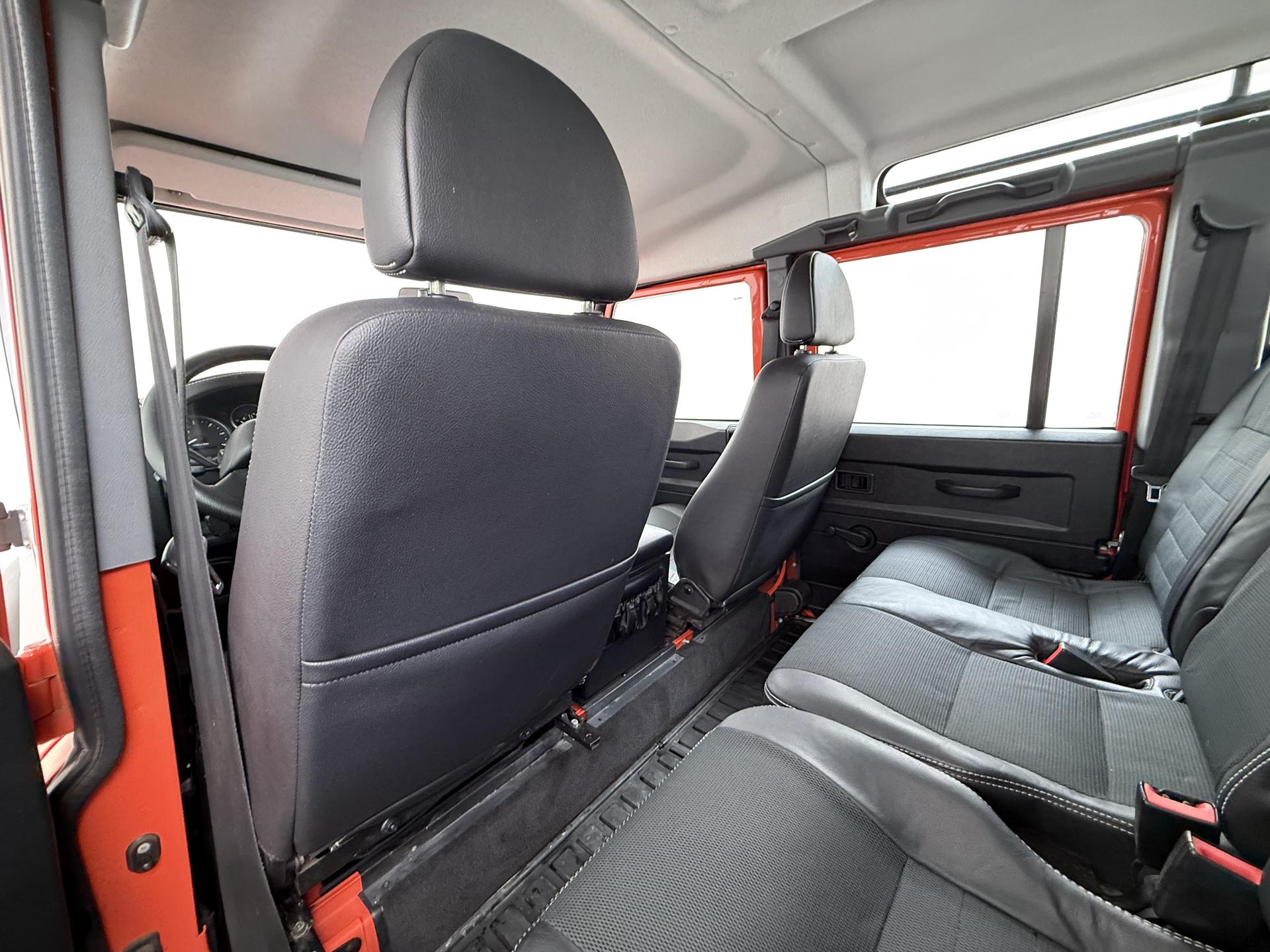 Land Rover Defender 2.4 TD 110 SW SVX 60th Anniversary 17