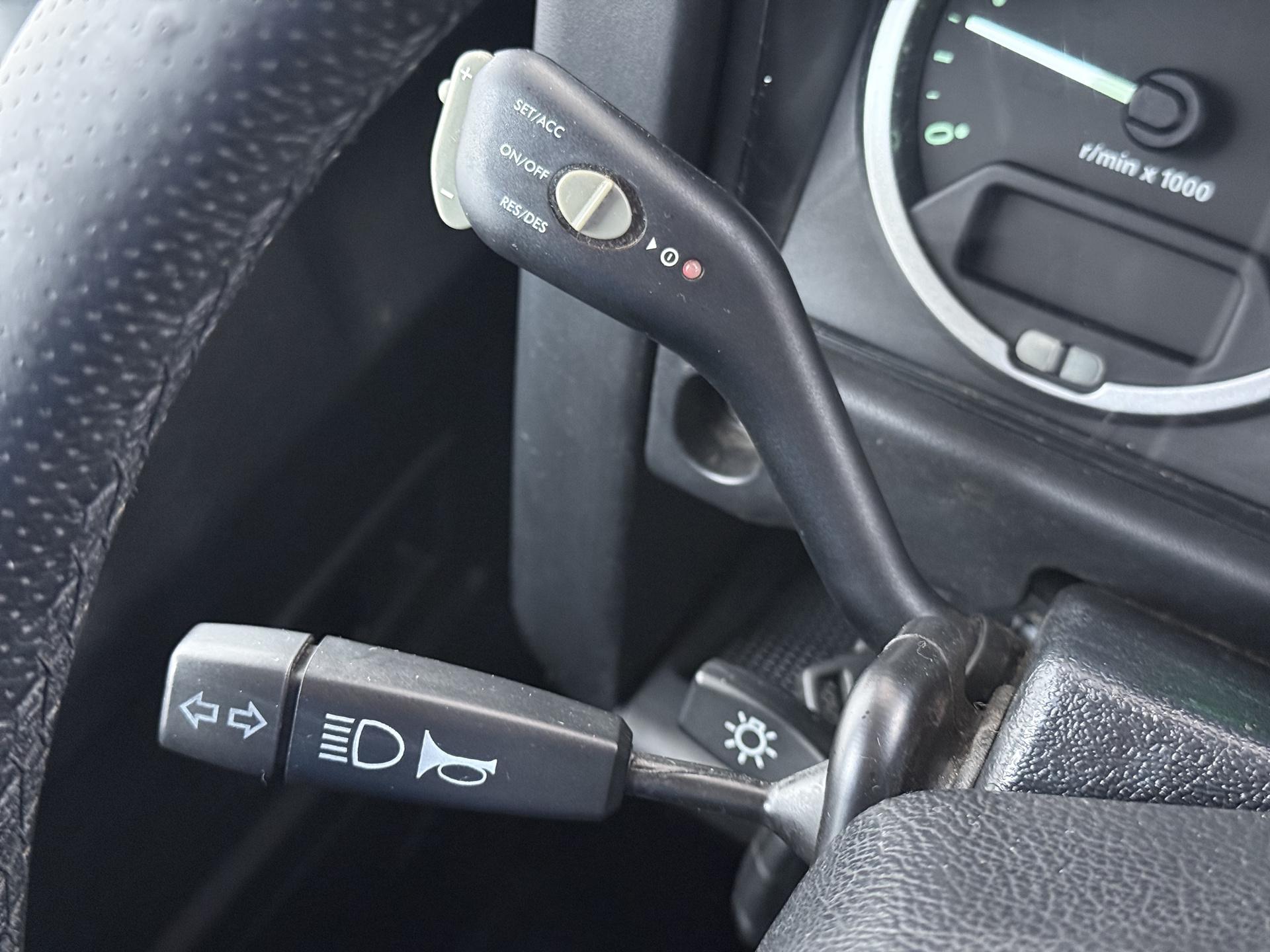 Land Rover Defender 2.4 TD 110 SW SVX 60th Anniversary 21