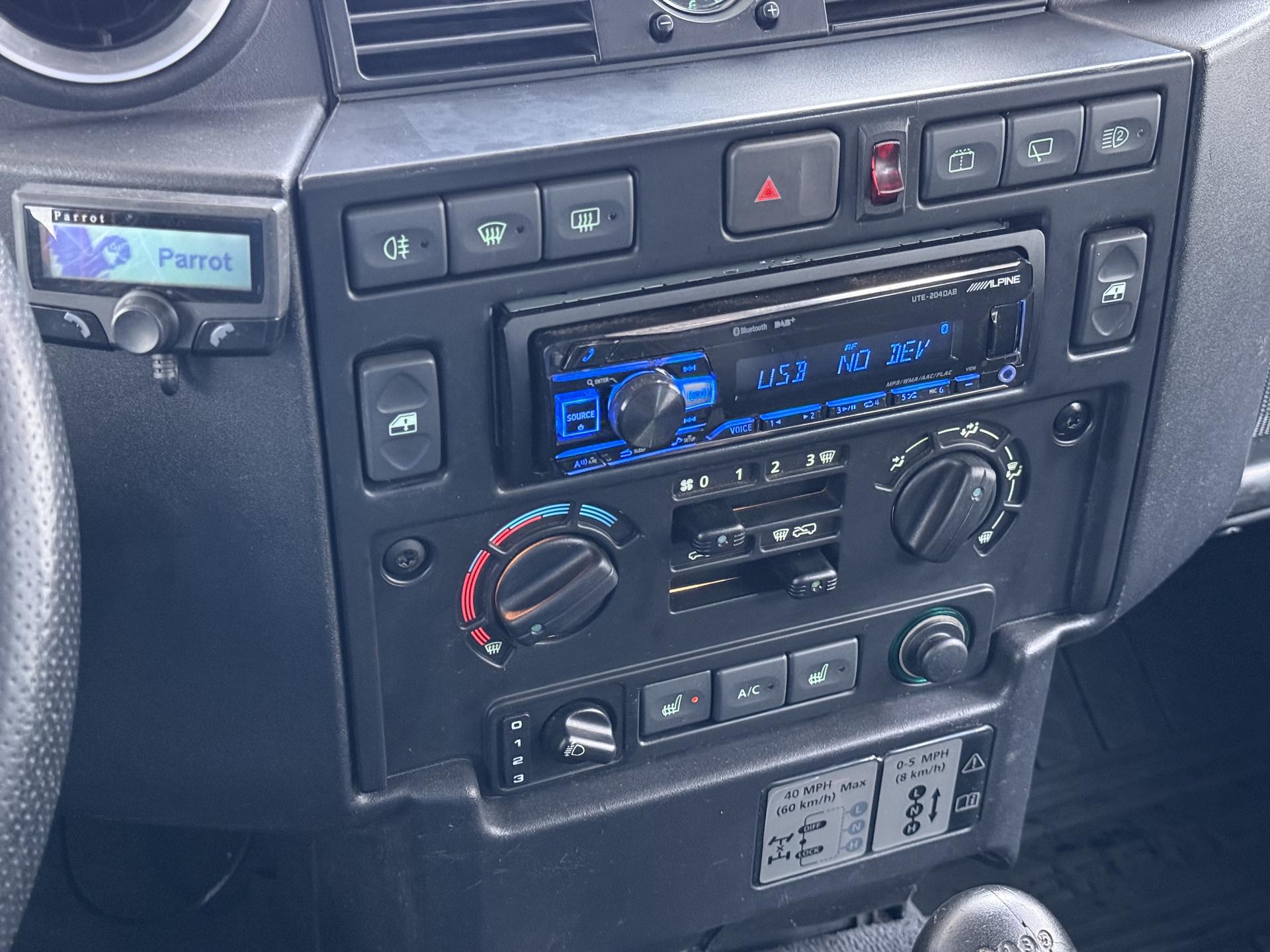 Land Rover Defender 2.4 TD 110 SW SVX 60th Anniversary 25