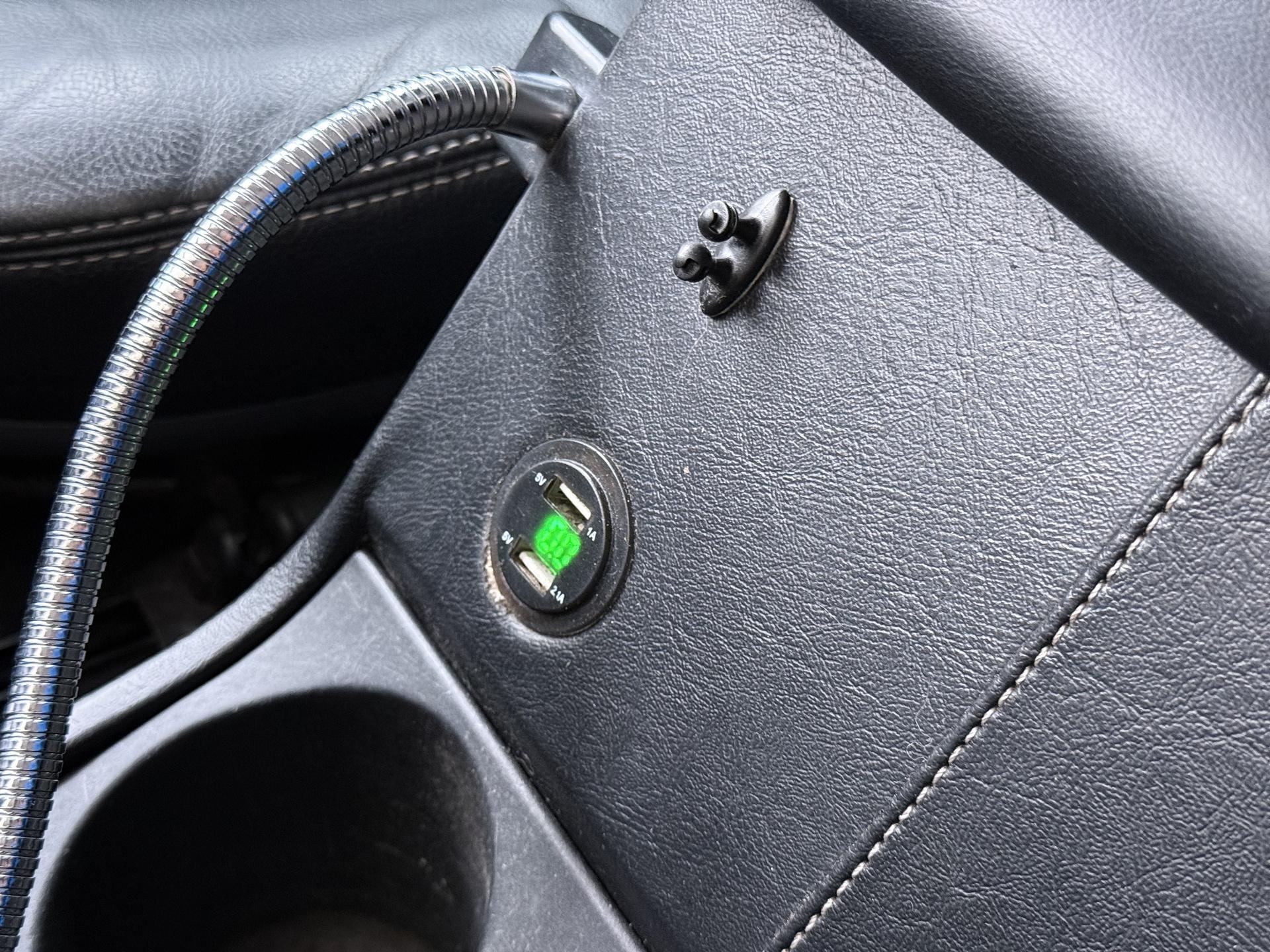 Land Rover Defender 2.4 TD 110 SW SVX 60th Anniversary 27