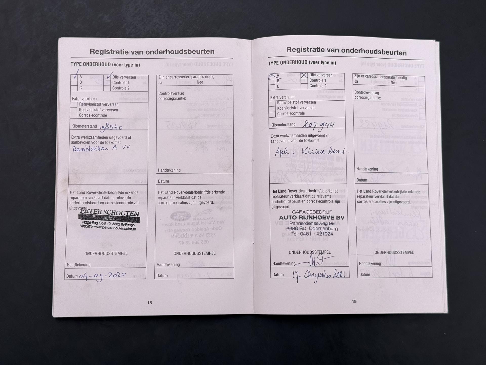 Land Rover Defender 2.4 TD 110 SW SVX 60th Anniversary 34