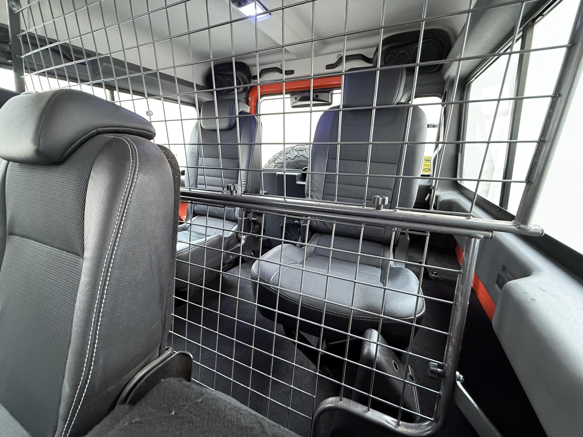 Land Rover Defender 2.4 TD 110 SW SVX 60th Anniversary 8