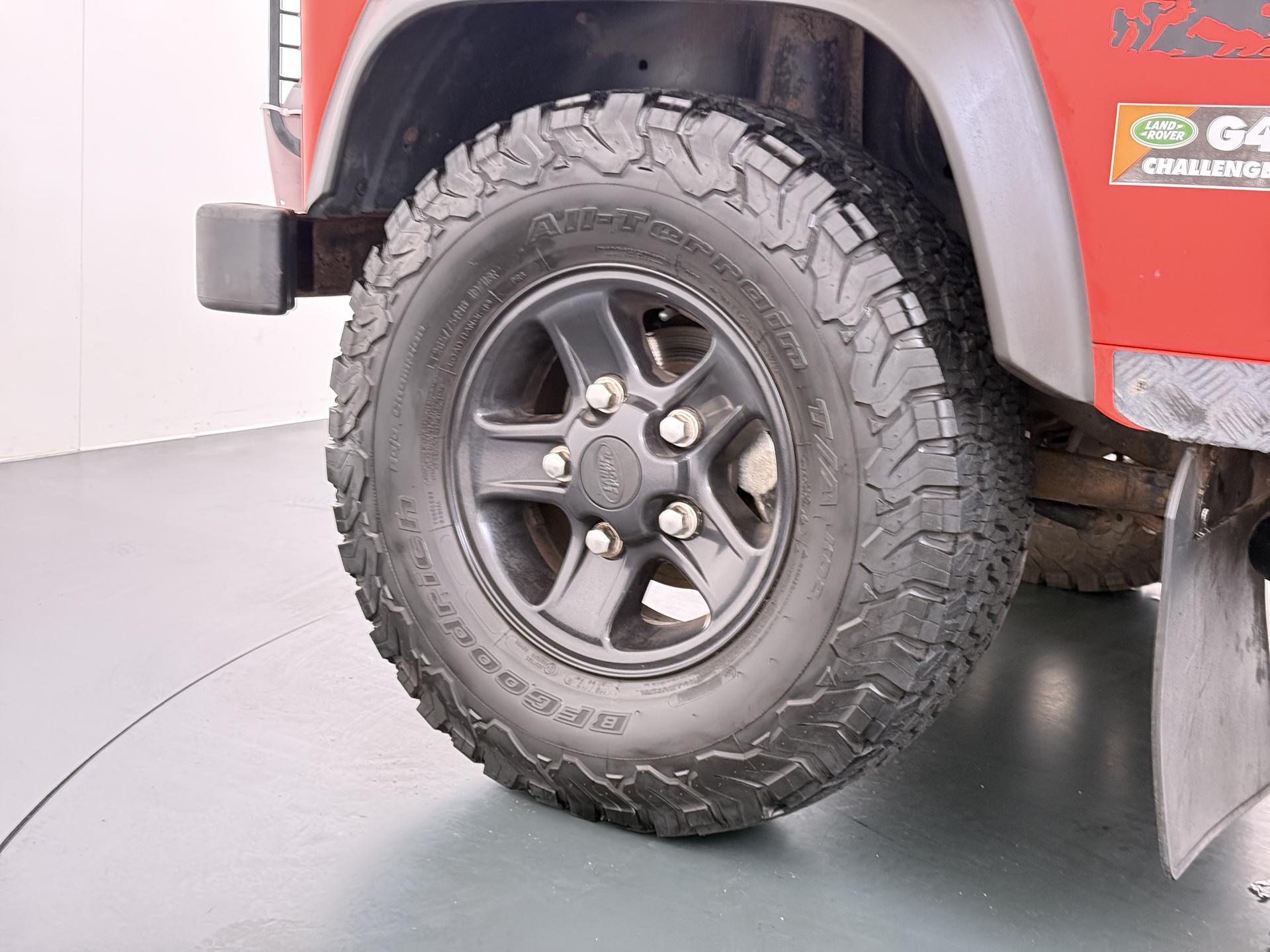 Land Rover Defender 2.4 TD 110 SW SVX 60th Anniversary 9