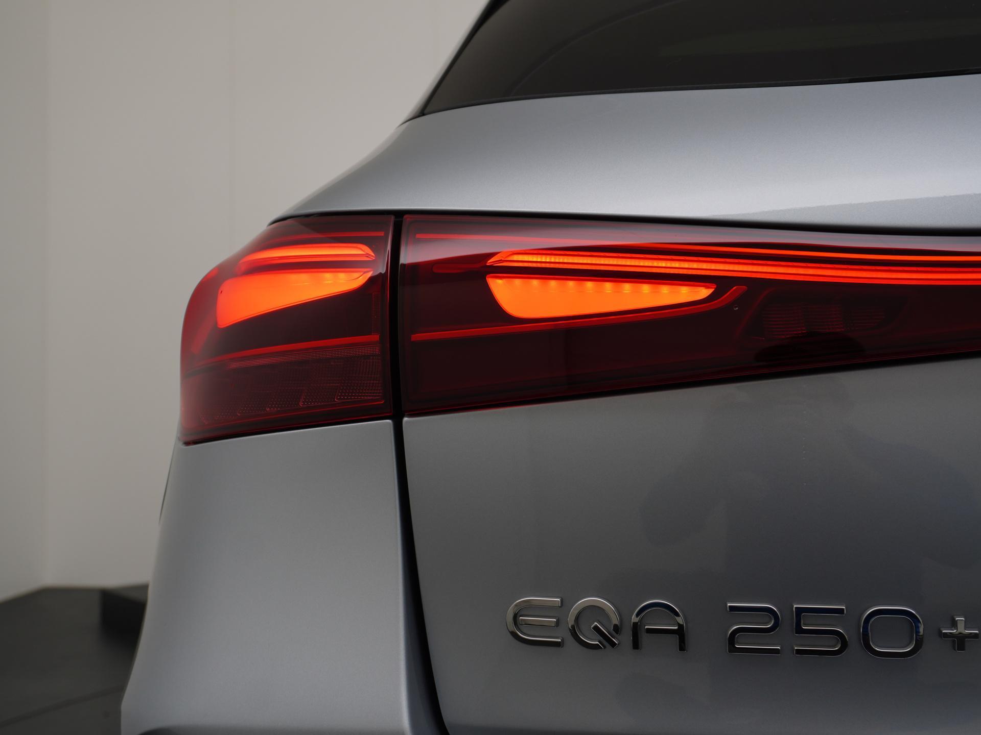 Mercedes-Benz EQA 250+ AMG Line 71 kWh Accu 15