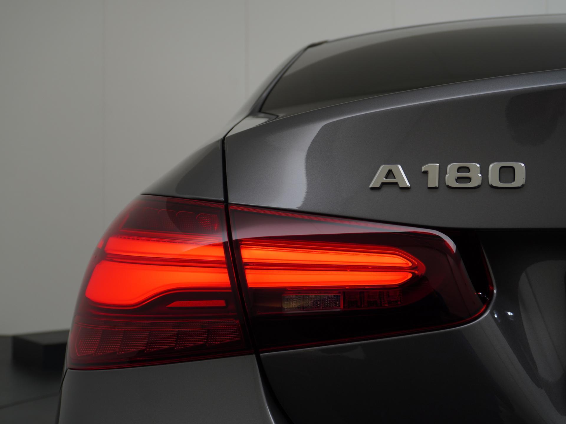 Mercedes-Benz A-Klasse 180 Star Edition AMG Line 16