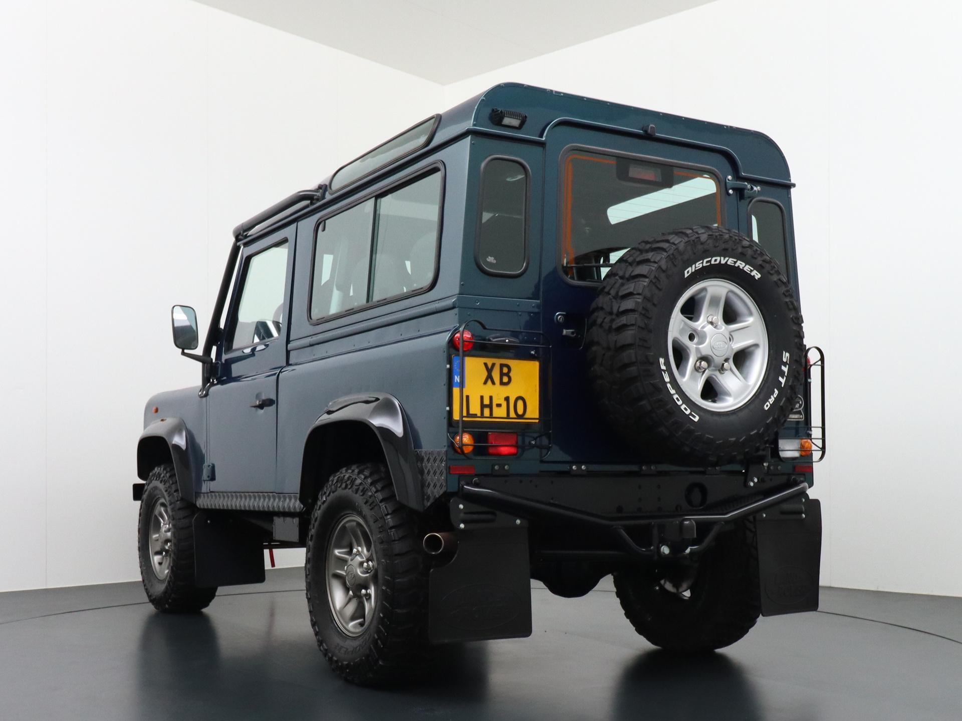 Land Rover Defender 3.9 90 Anniversary 1