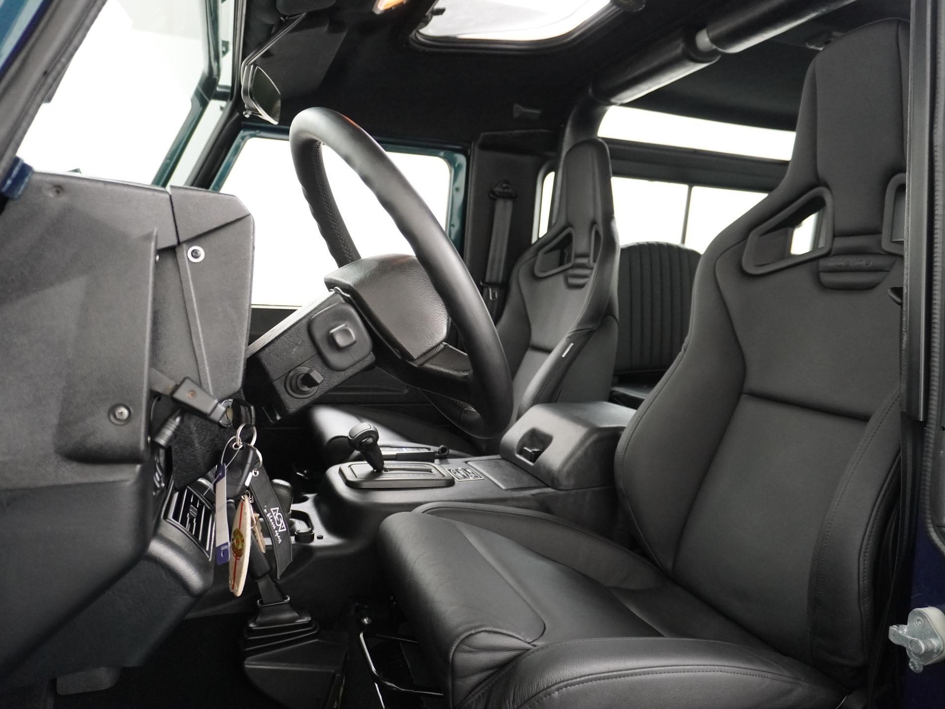 Land Rover Defender 3.9 90 Anniversary 11