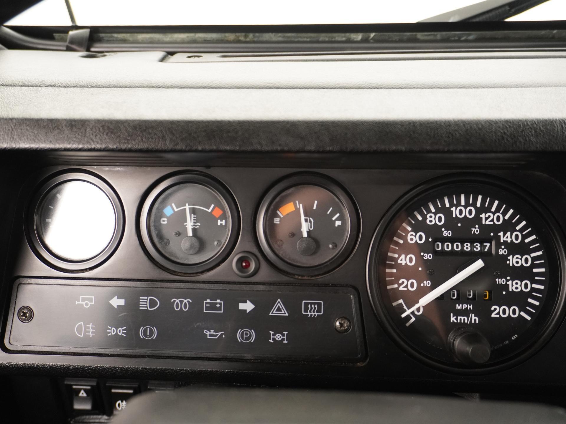 Land Rover Defender 3.9 90 Anniversary 12