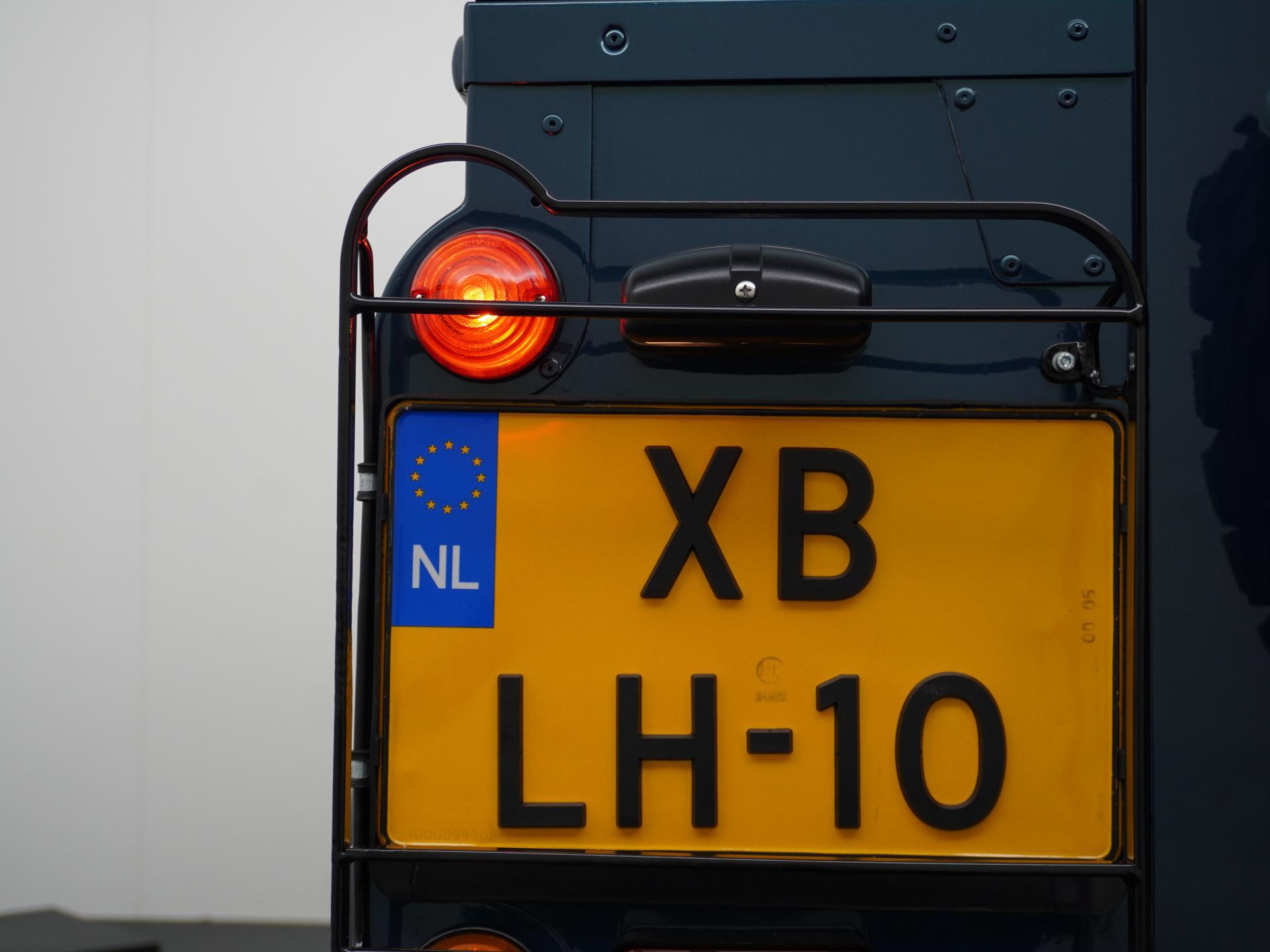 Land Rover Defender 3.9 90 Anniversary 14