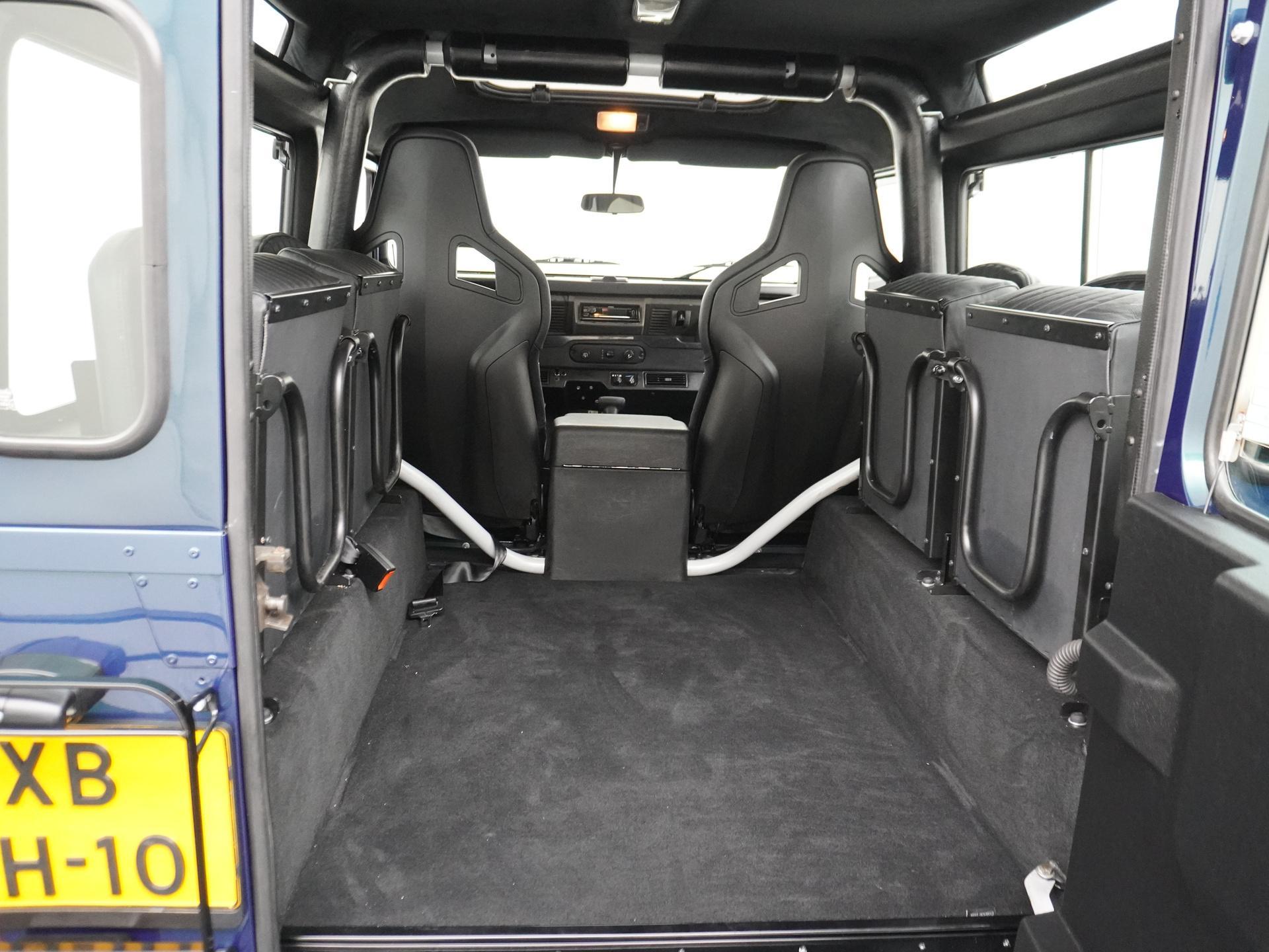 Land Rover Defender 3.9 90 Anniversary 16