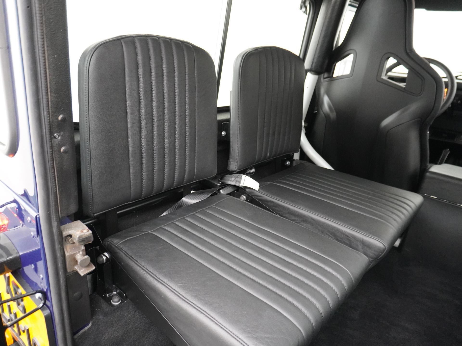 Land Rover Defender 3.9 90 Anniversary 17