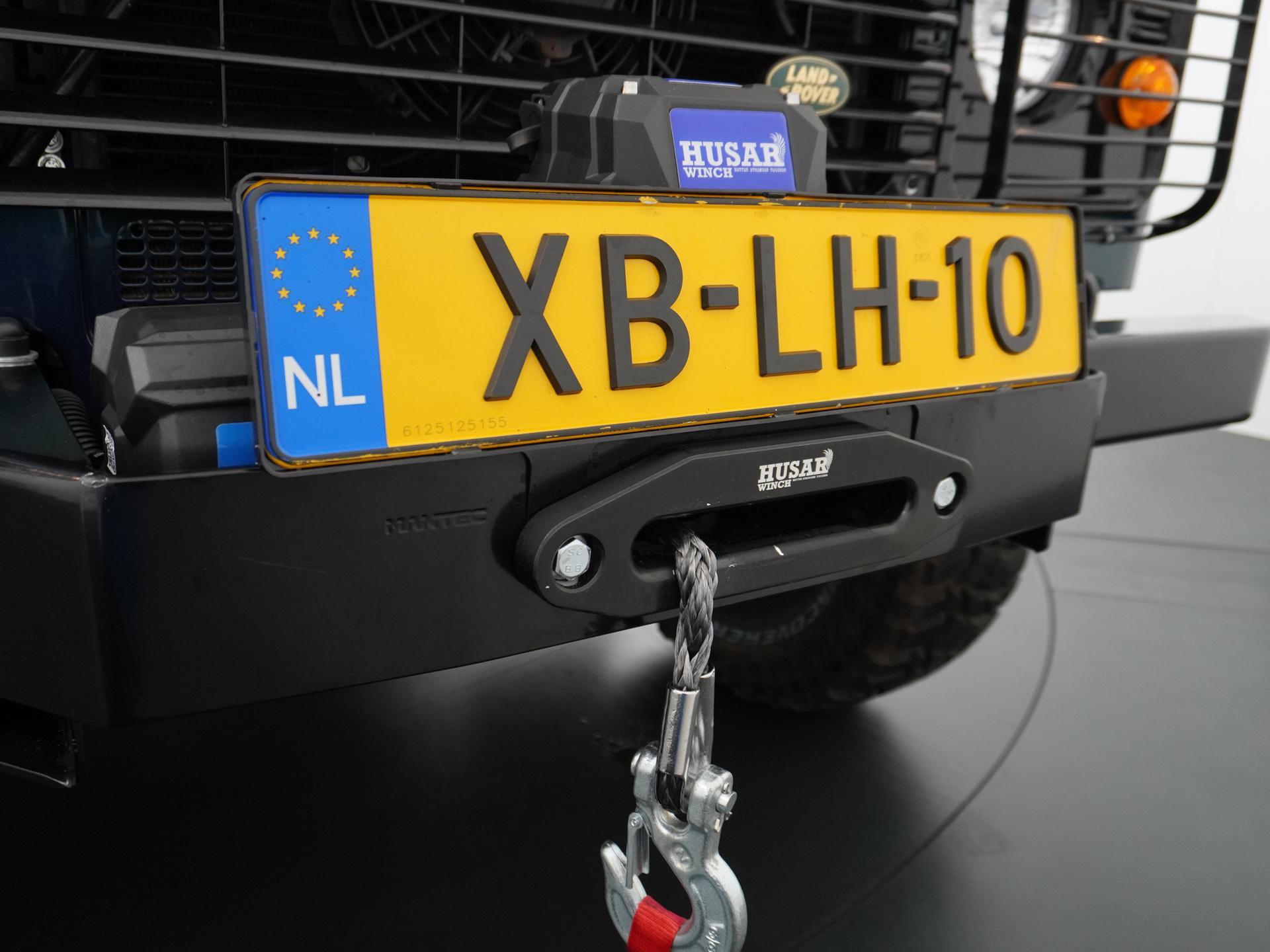 Land Rover Defender 3.9 90 Anniversary 21