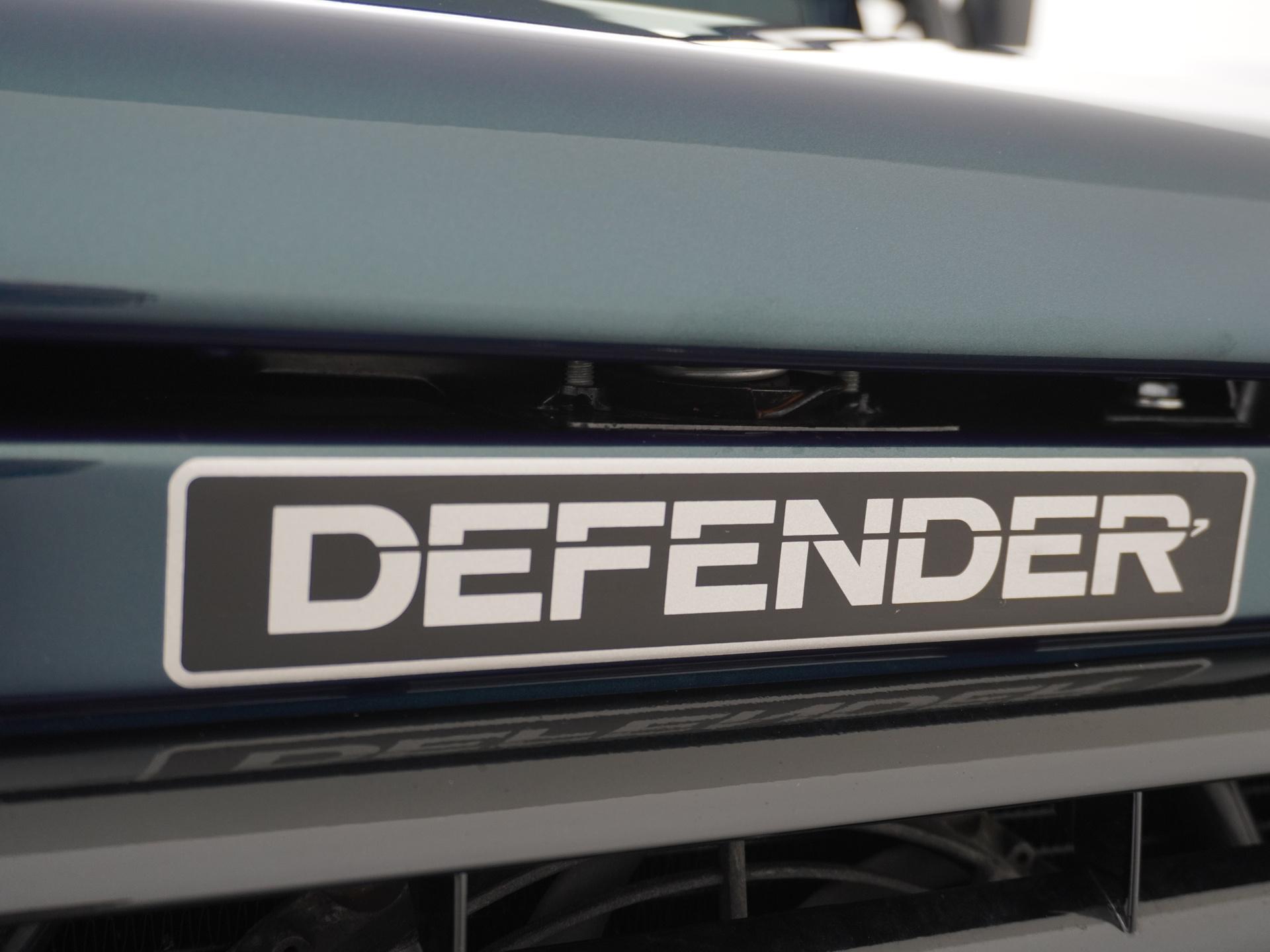 Land Rover Defender 3.9 90 Anniversary 23