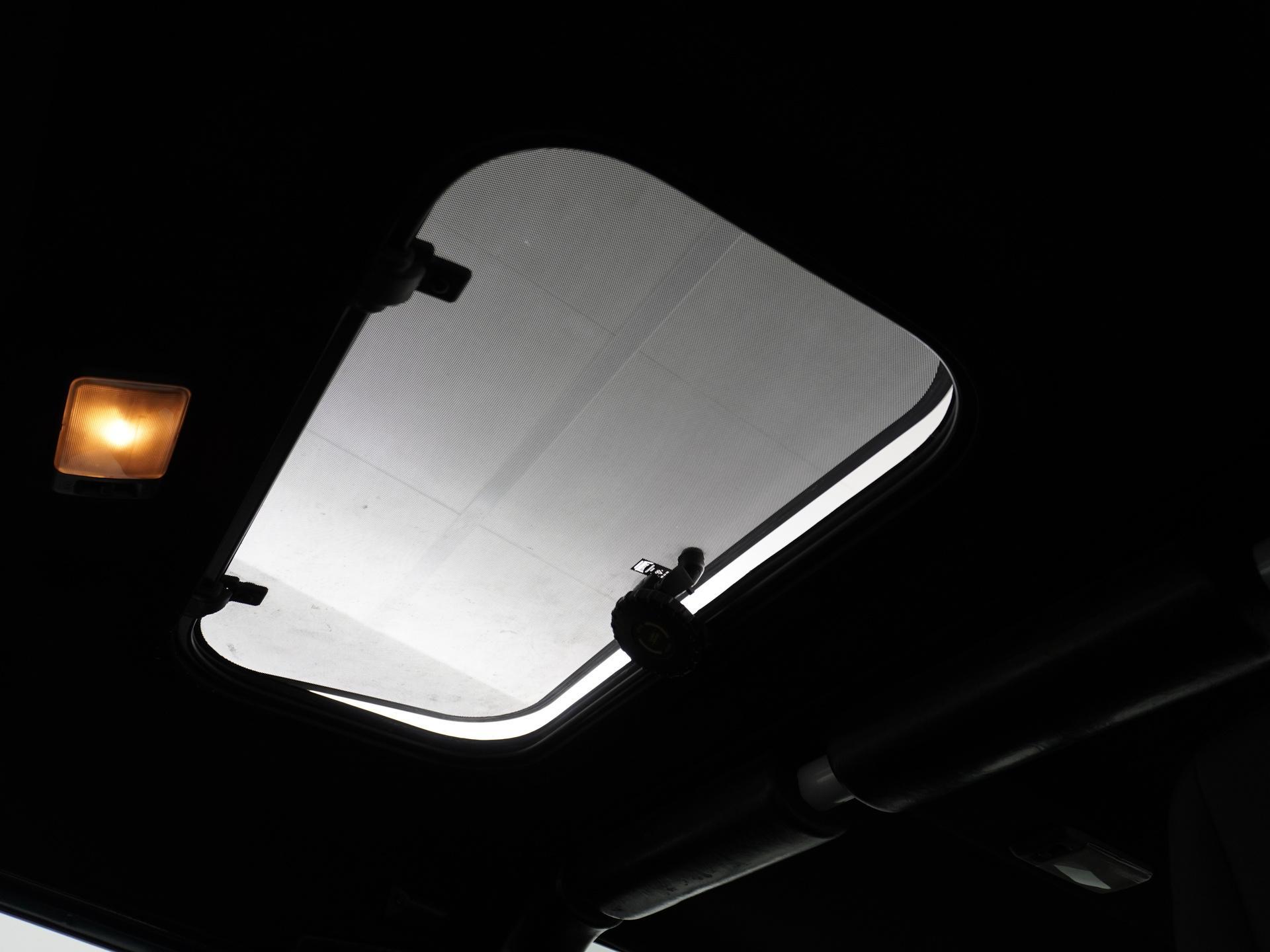 Land Rover Defender 3.9 90 Anniversary 27