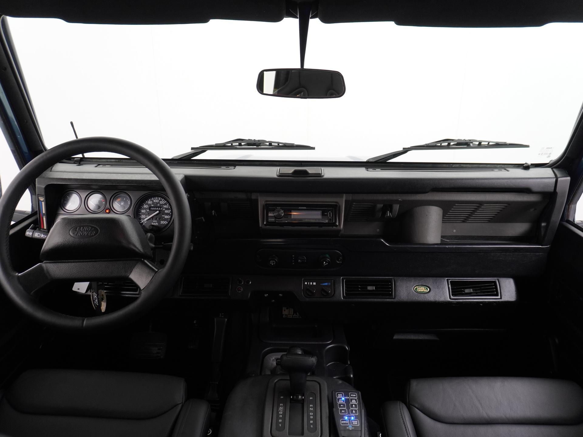 Land Rover Defender 3.9 90 Anniversary 28